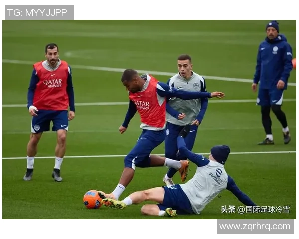 球星是怎样在赛场上展现精湛技巧与团队配合的完整足球踢法解析