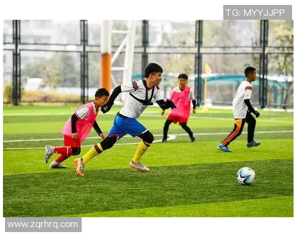 足球巨星穿着旧鞋比赛展现不凡球技和对足球的执着精神