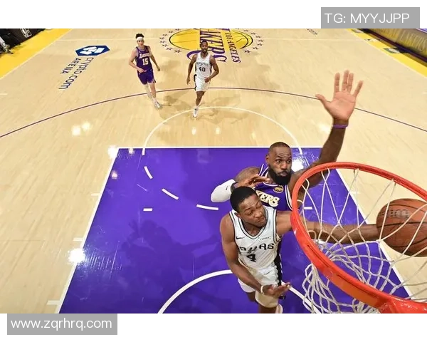 足球巨星詹姆斯与粉丝亲密合影，激情燃爆球场现场