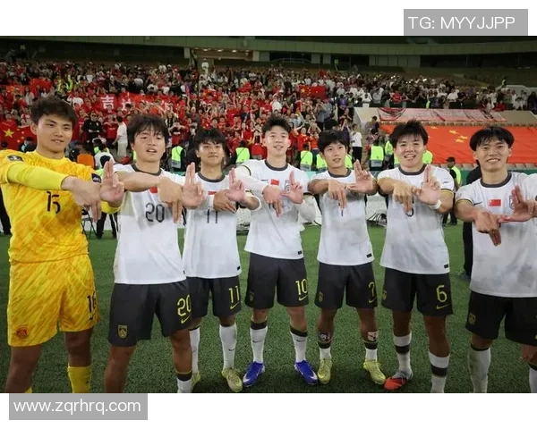 足球球星齐聚一堂激情庆祝共同荣誉彰显团队精神与辉煌成就 足球球星齐聚一堂激情庆祝共同荣誉彰显团队精神与辉煌成就